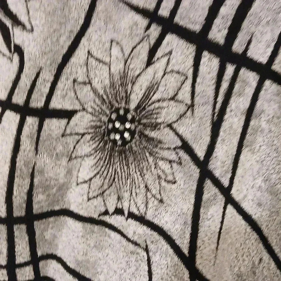 Beautiful  soft Floral gray sweater - Picture 3 of 7